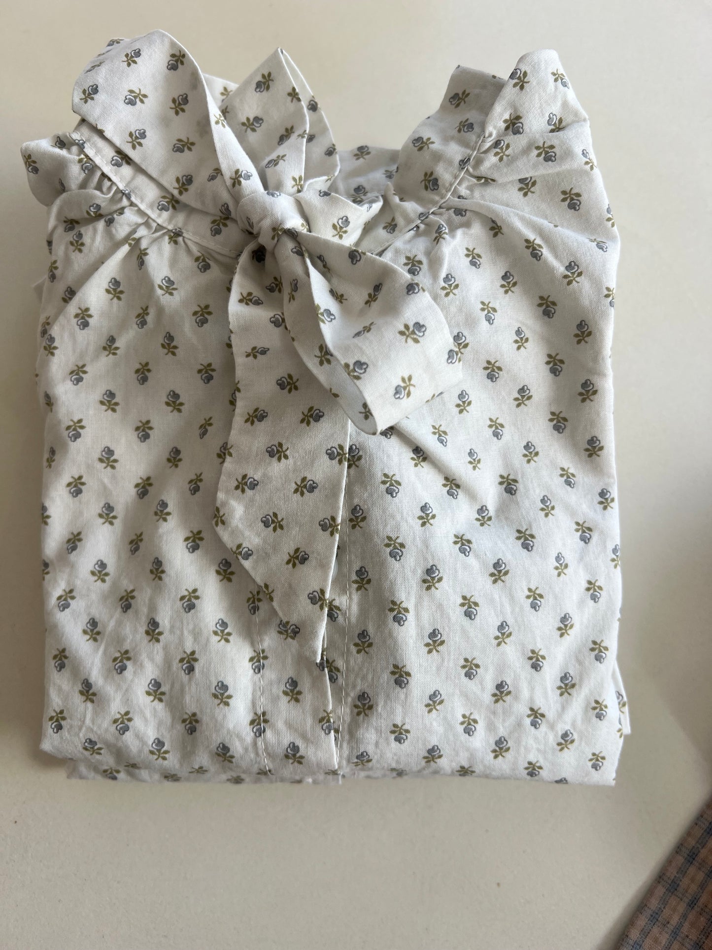 V2. Blusa flores con lazada