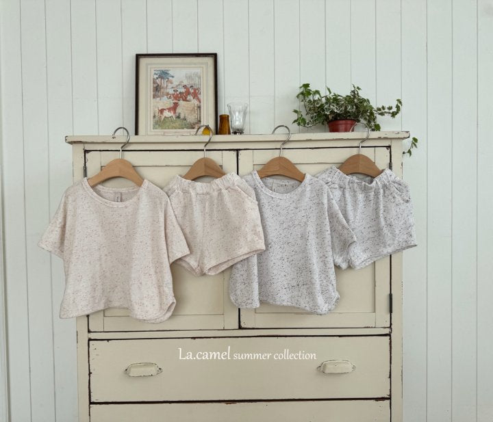 V1. Conjunto camiseta y pantalón corto en crudo
