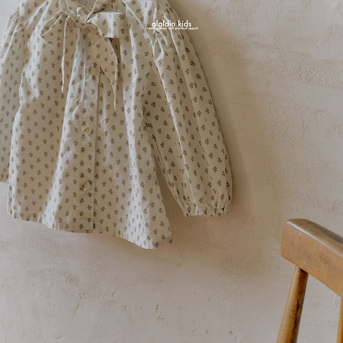 A2. Blusa flores con lazada
