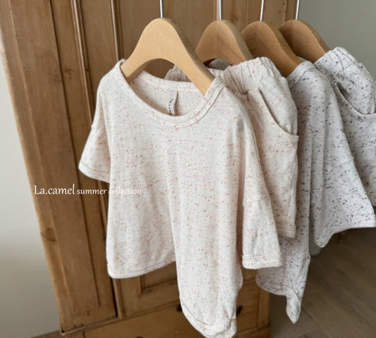 V1. Conjunto camiseta y pantalón corto en crudo