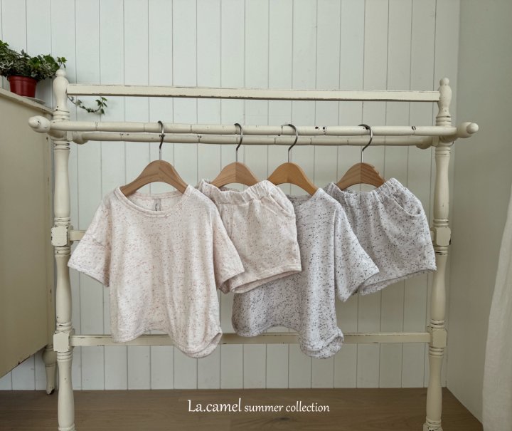 V1. Conjunto camiseta y pantalón corto en crudo